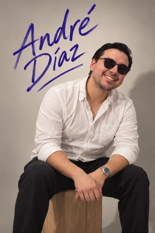 Retrato de André Díaz con su nombre manuscrito en violeta.