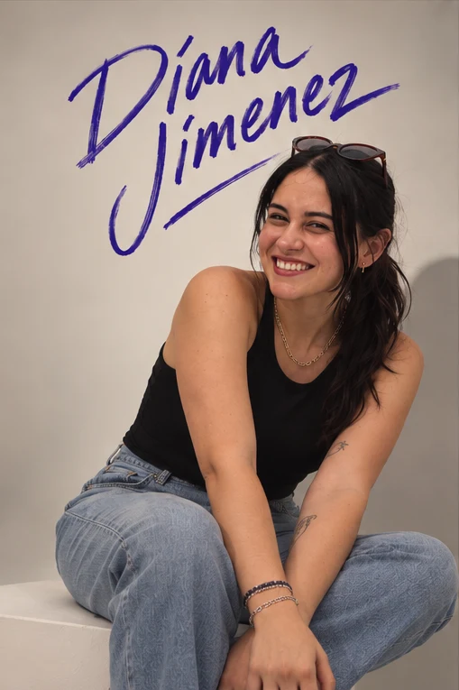 Retrato de Diana Jiménez con su nombre manuscrito en violeta.