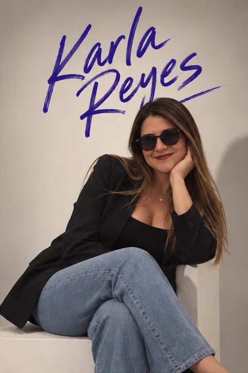 Retrato de Karla Reyes con su nombre manuscrito en violeta.