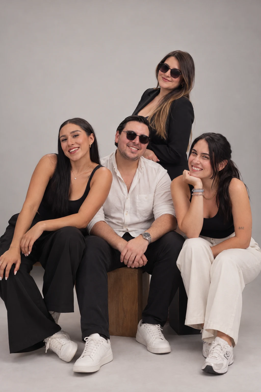 Los cuatro integrantes del equipo de Lumieère en su sesión de estudio.