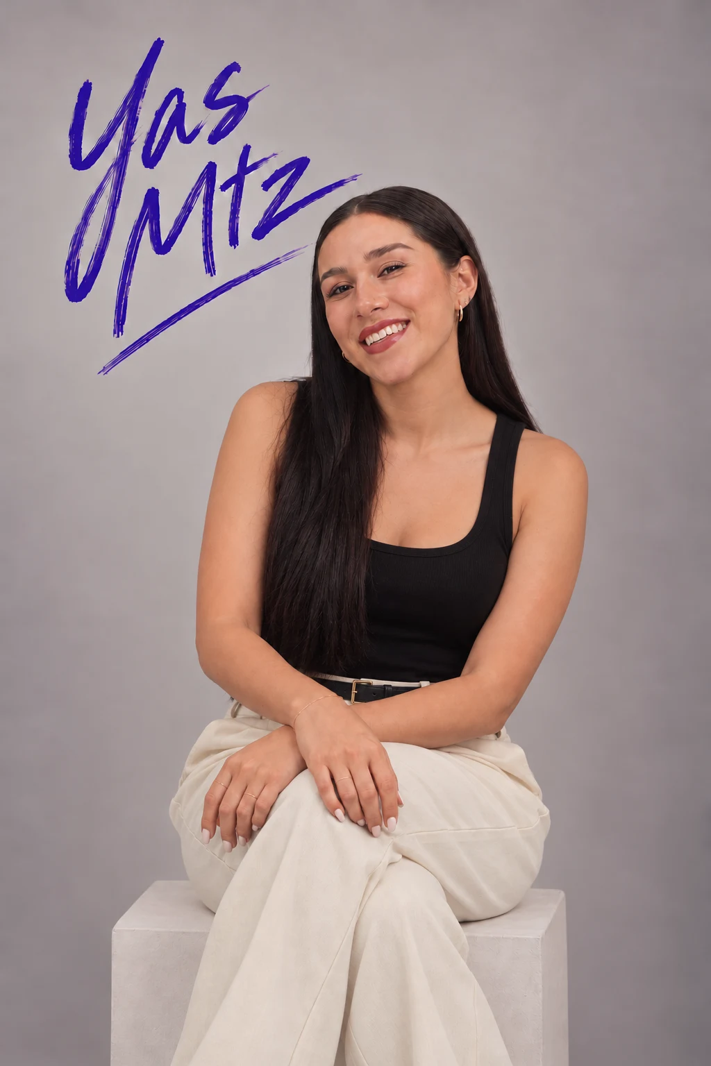 Retrato de Yas con su nombre manuscrito en violeta.